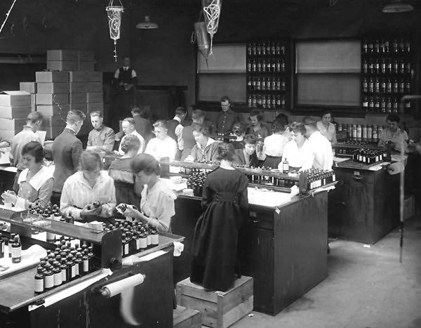 University of Minnesota pharmacy students preparing digitalis for the War Department in 1918