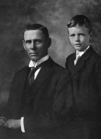 Charles Lindbergh, Sr. and Charles Lindbergh, Jr. in 1917